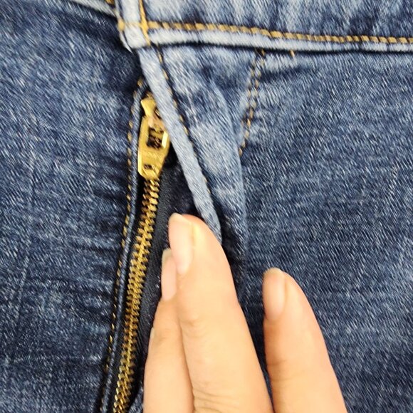 Levis Shorts Womens 24 Medium Wash Stretch High Rise Classic Bermuda *GUC* - Picture 3 of 14